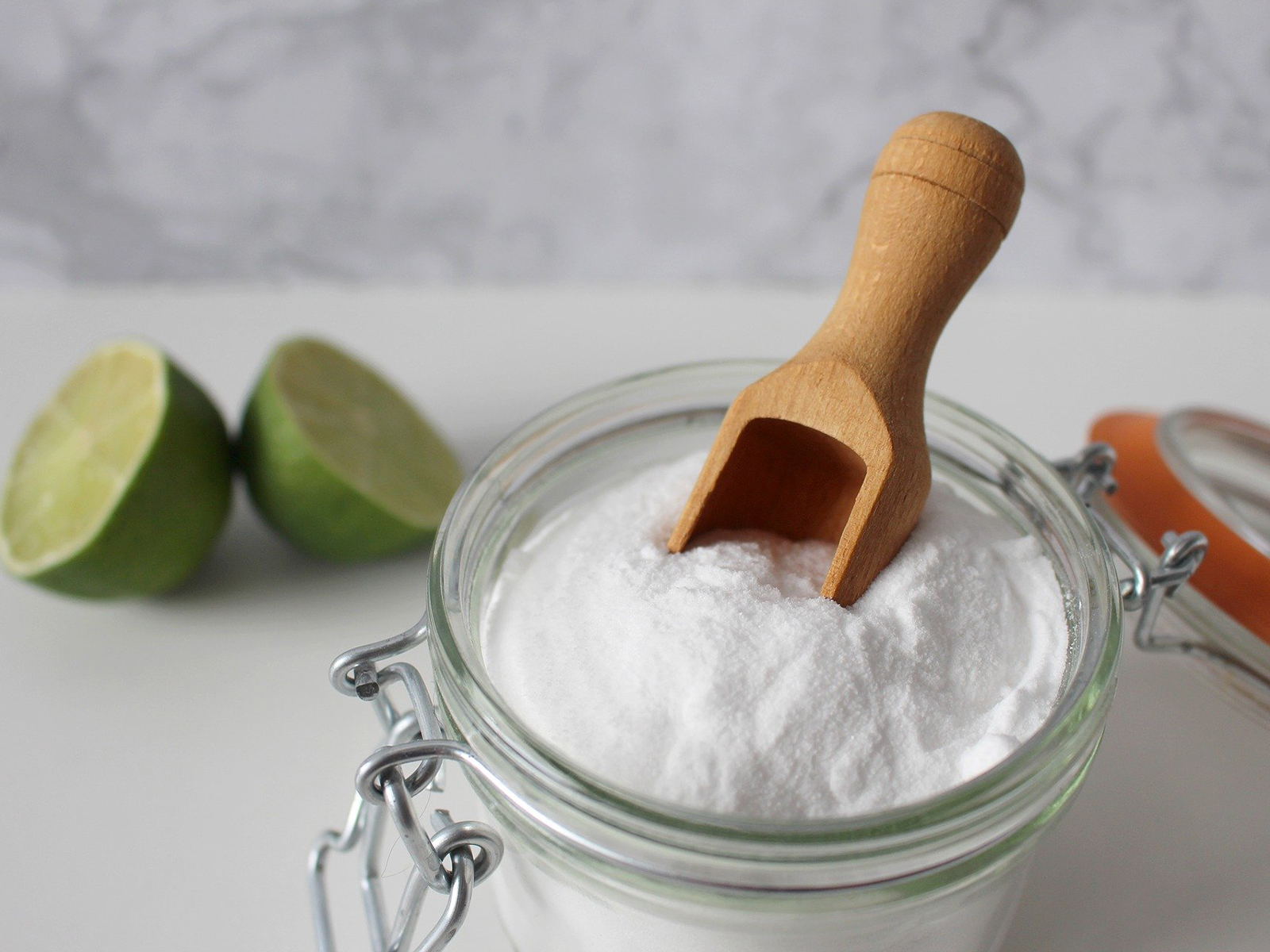 Is it ok to brush your teeth with baking soda?