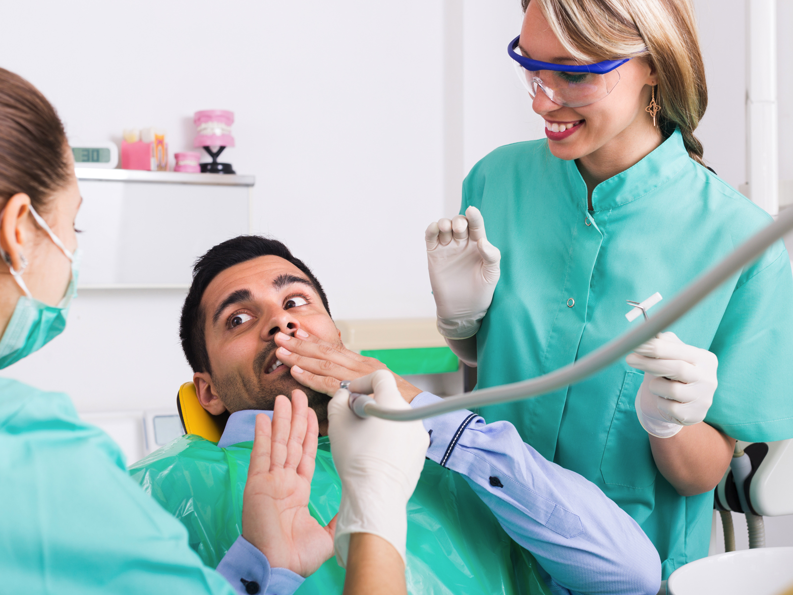 How An Emergency Dentist Helps With Dental Emergencies